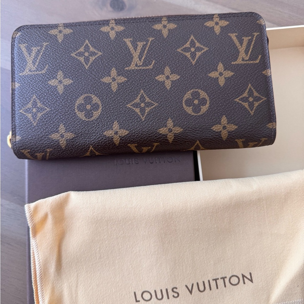 Authentic Louis Vuitton Brown Monogram Zippy Wallet